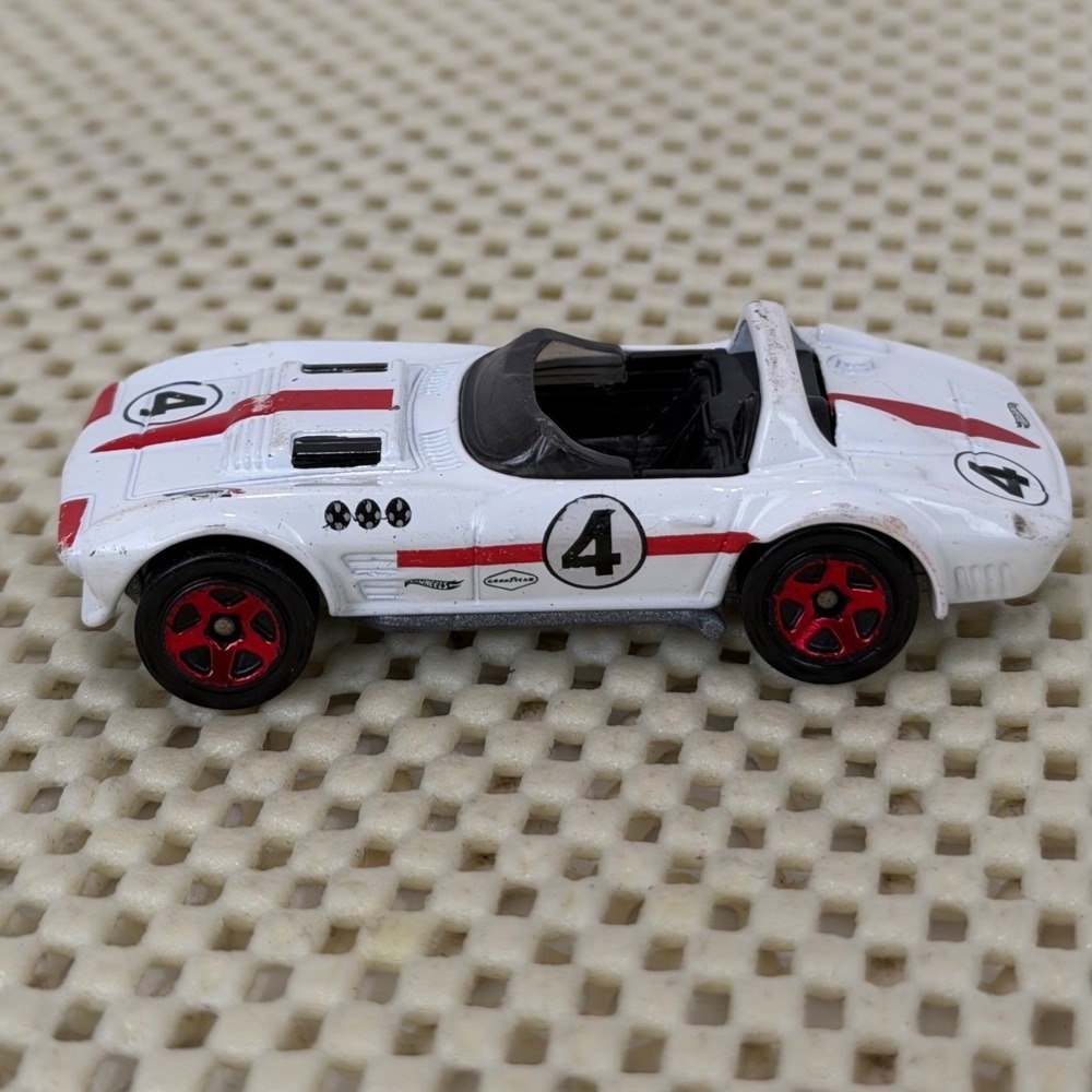 Hot Wheels 1963 Corvette Grand Sport Roadster White Red Stripe 4 Diecast Car EUC